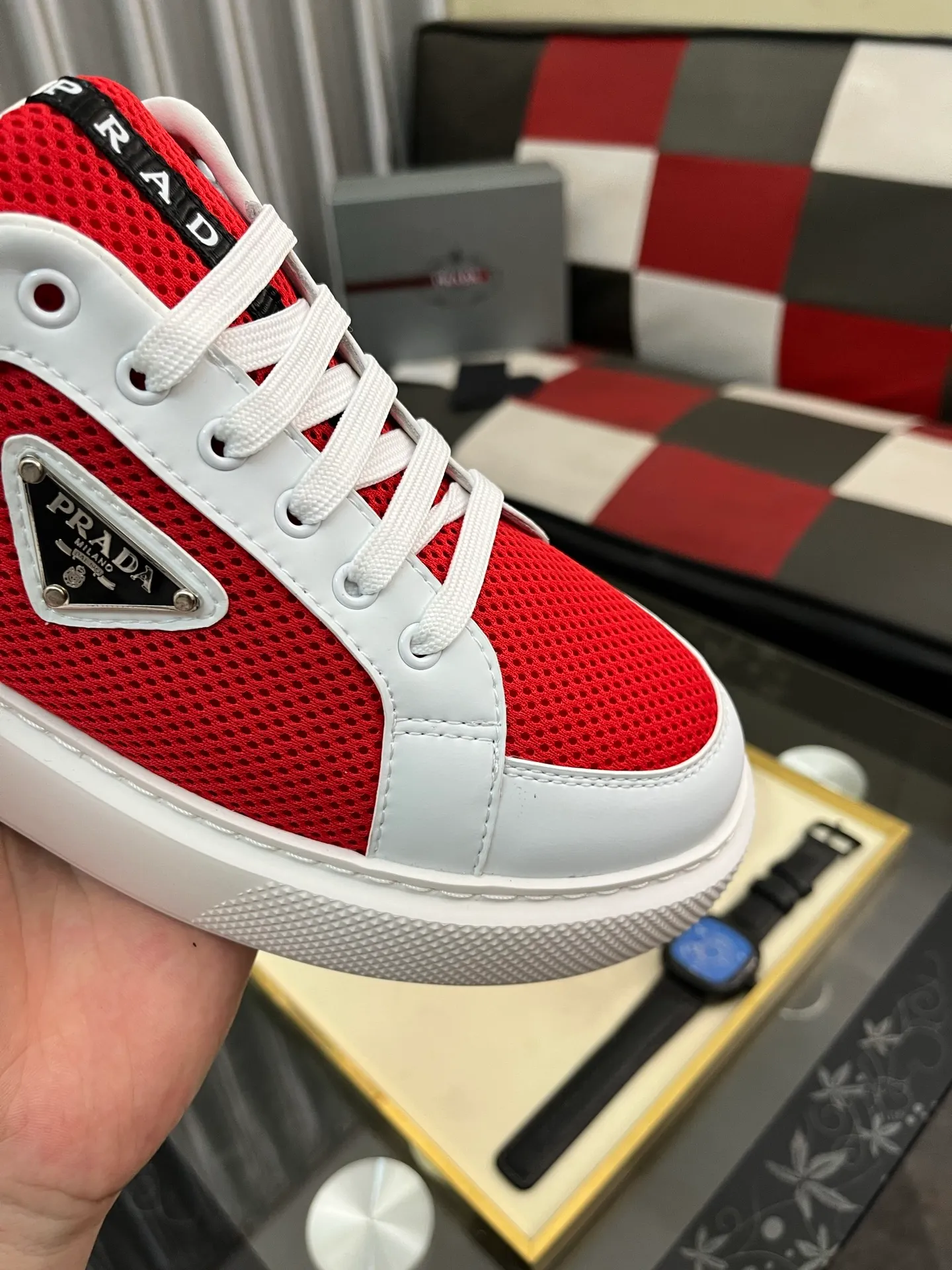 Men's men's shoes💰580⌚️⌚️Prada Prada early spring new model, top original quality, Prada casual sports shoes, made of imported solid color patent leather, spliced mesh cowhide upper, three-dimensional geometric segmentation, multi-color splicing, fashionable and generous, soft, comfortable and breathable. The tongue is decorated with classic letter logo, with fabric lining, cowhide foot pads, matched with P family's exclusive rubber outsole, upper material, breathable knitted fabric imported from Italy The delicate texture is super high-end! Fetal cowhide lining, super soft and comfortable, original molded outsole Size: 38-446️⃣ colors available